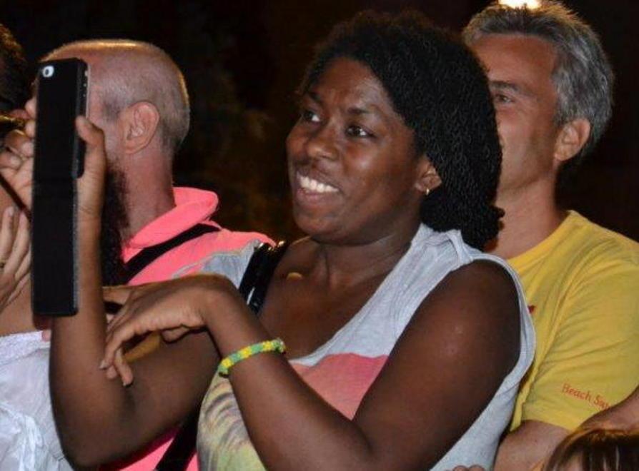 «Morta tra le mie braccia» Oggi l’autopsia sulla mamma 