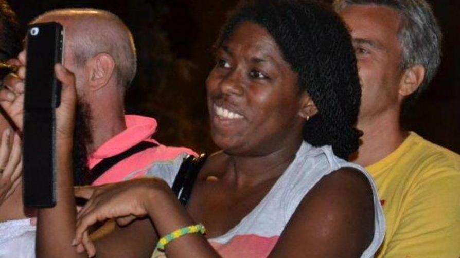 «Morta tra le mie braccia» Oggi l’autopsia sulla mamma