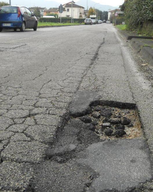 Via Ferraris tutta buche Ciclabile spesso allagata