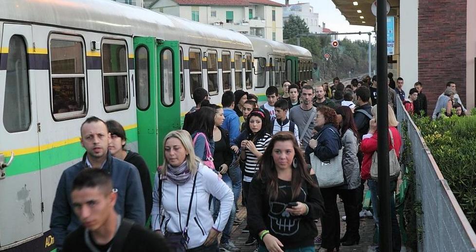 Si blocca di nuovo il treno dei pendolari 