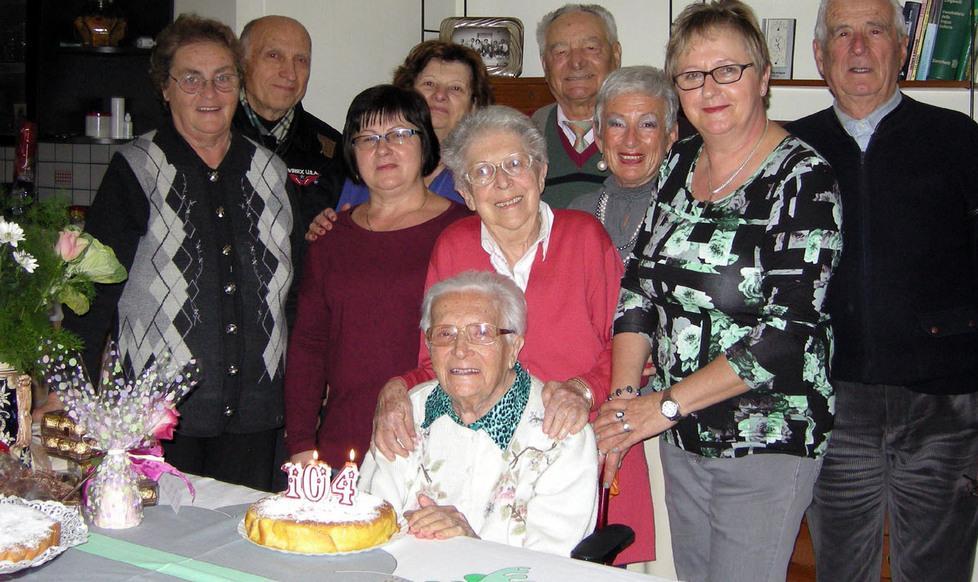 I 104 anni di nonna Dea festeggiati con parenti e badante