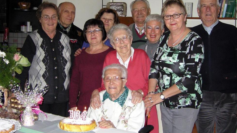I 104 anni di nonna Dea festeggiati con parenti e badante