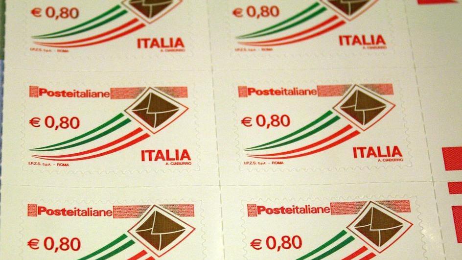 Cresce l’affrancatura postale, solito pasticcio
