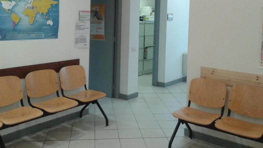 «Vaccino sicuro». Ma l’utenza sta a casa