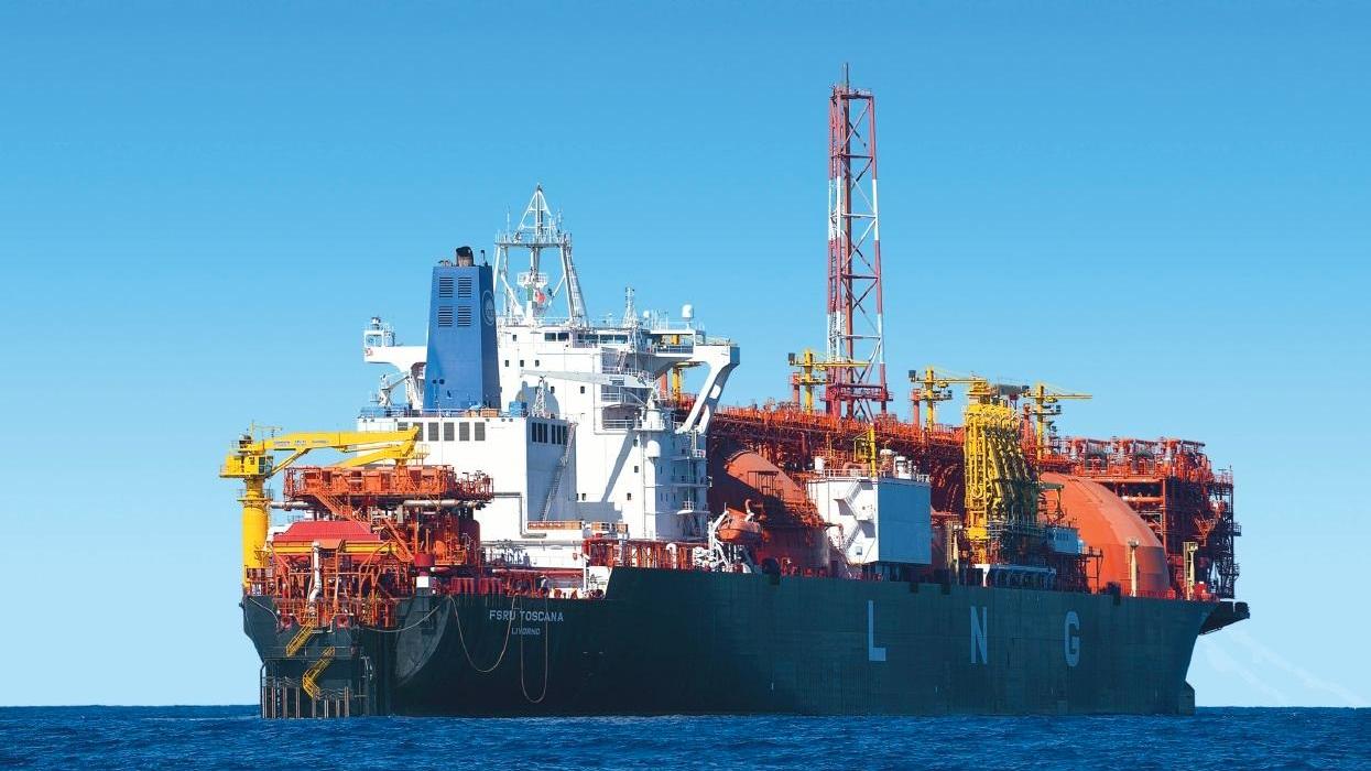 Il rigassificatore Frsu Toscana ancorato al largo di Livorno