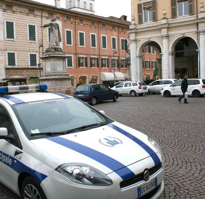 Dipendente comunale in sosta irregolare, multato