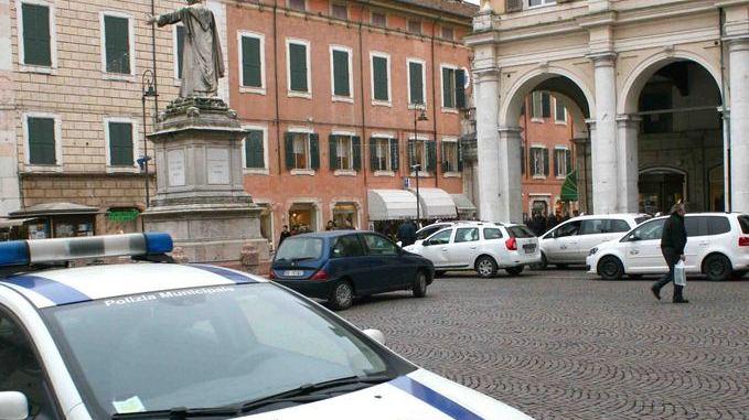 Dipendente comunale in sosta irregolare, multato