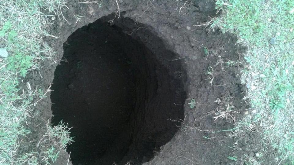 La voragine nel giardino di una casa di Rio nell'Elba