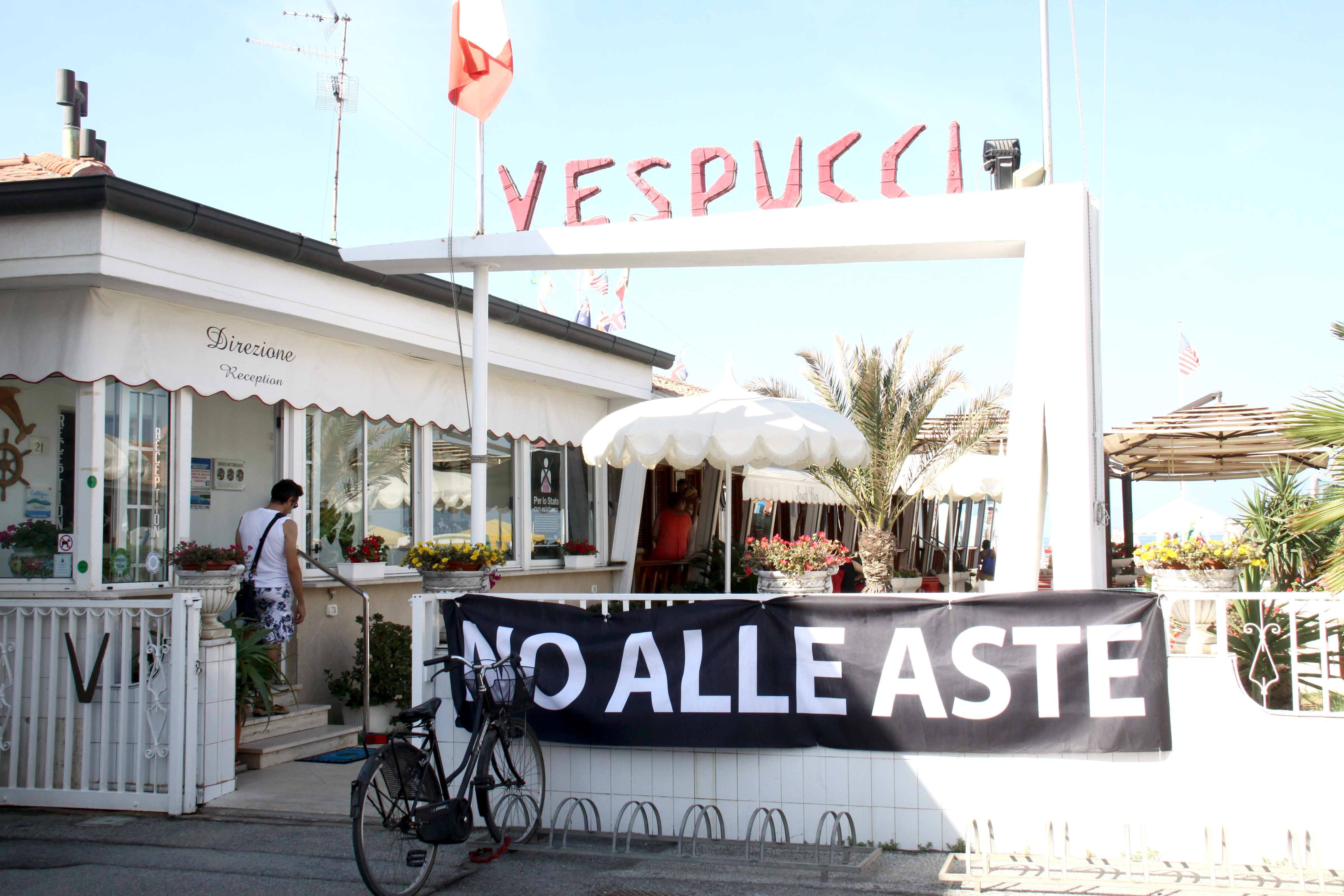 Uno striscione contro le aste delle spiagge al bagno Vespucci di Viareggio