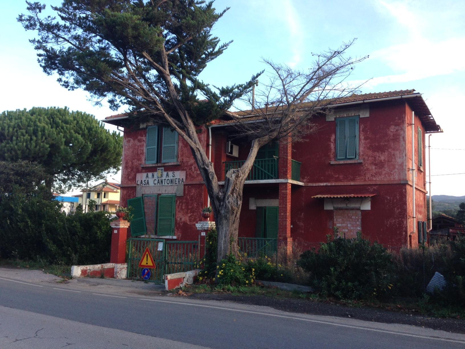 La casa cantoniera all'ingresso sud di San Vincenzo