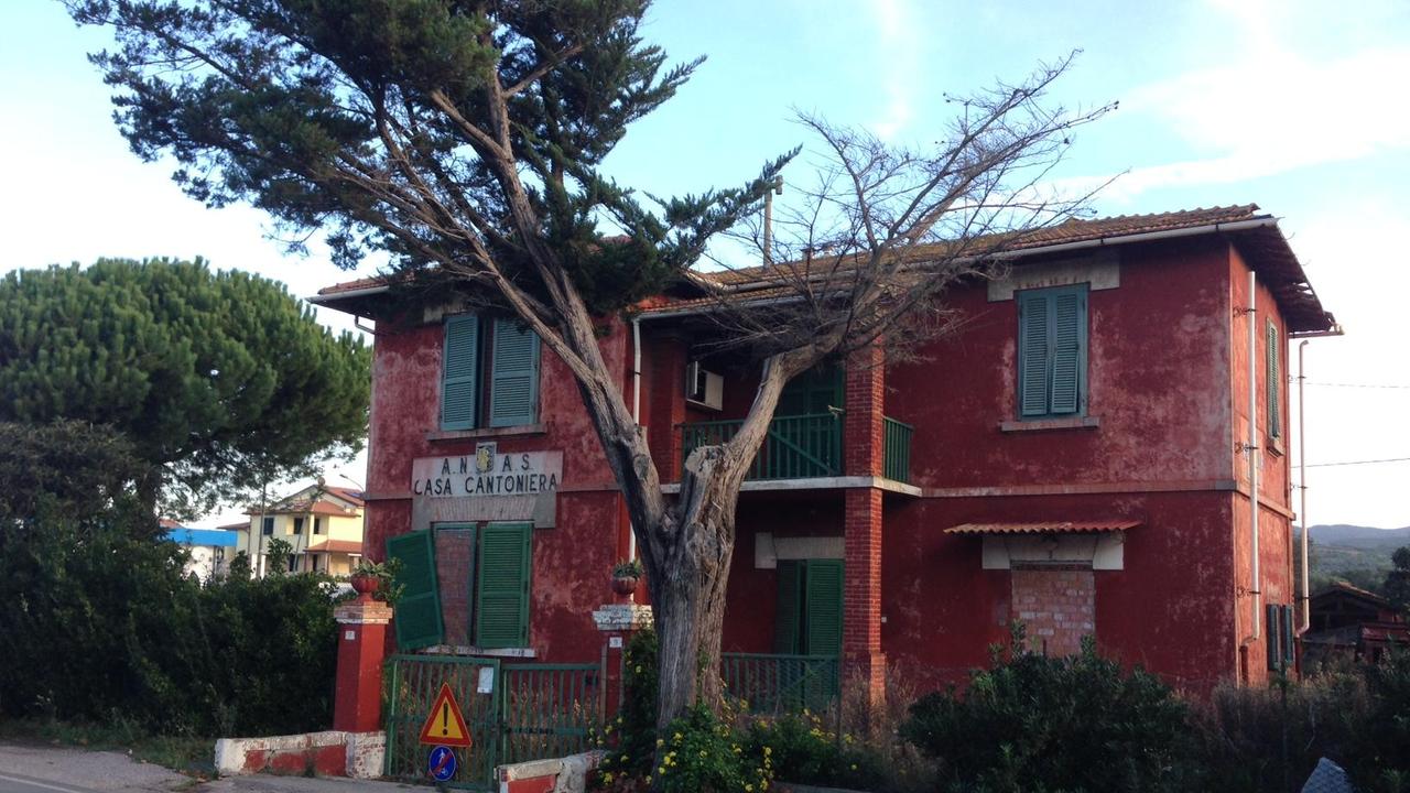 La casa cantoniera all'ingresso sud di San Vincenzo