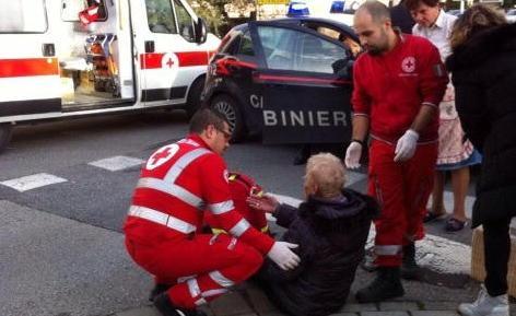 Bici pirata travolge una donna 
