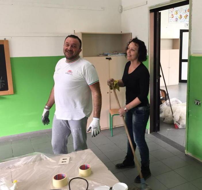 Sindaco ringrazia i genitori che hanno imbiancato le aule