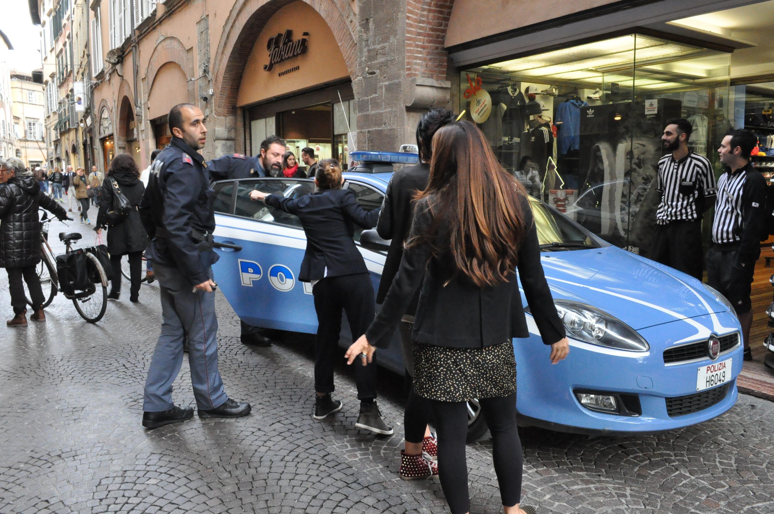 La polizia accorsa in via Fillungo dove è stata bloccata la ladra di abbigliamento