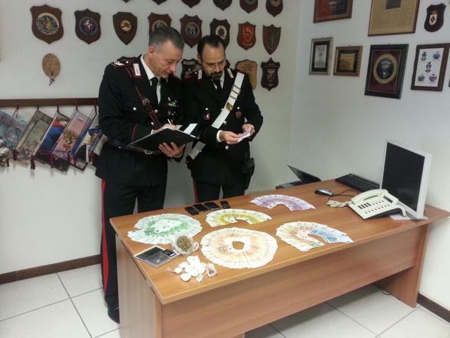 Il denaro e la droga sequestrati dai carabinieri