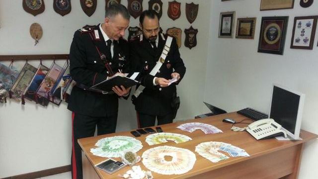 Il denaro e la droga sequestrati dai carabinieri