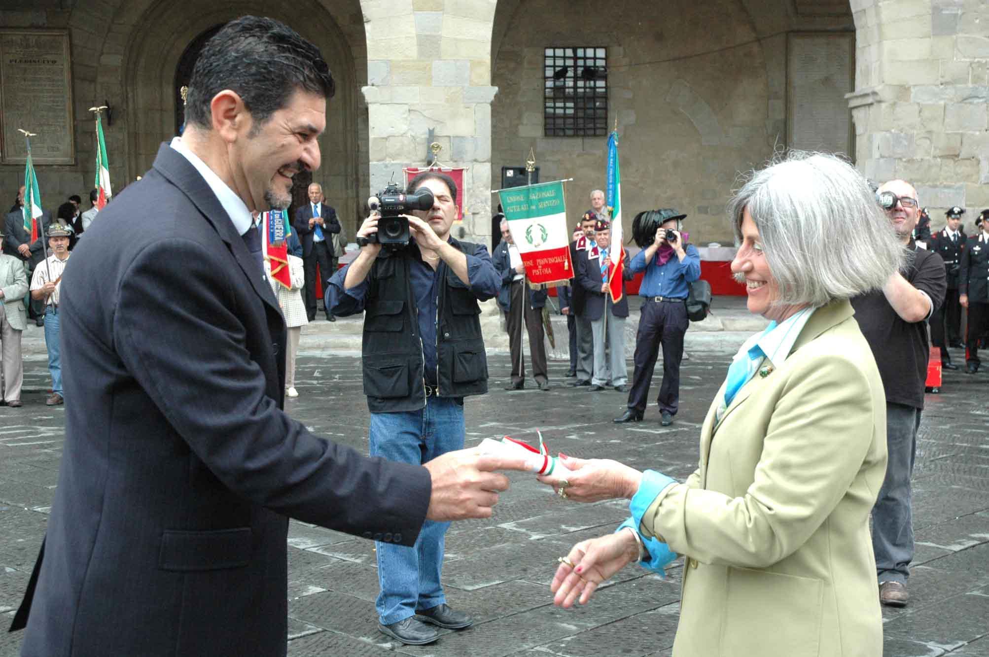 Il luogotenente Michele Truocchio premiato in piazza del Duomo nel 2007 per i suoi meriti nell'Arma (foto Gori)