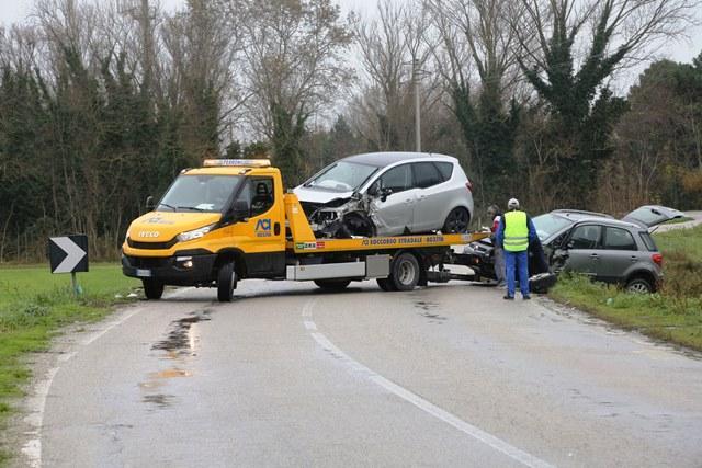 Scontro tra due auto sull'Acciaioli