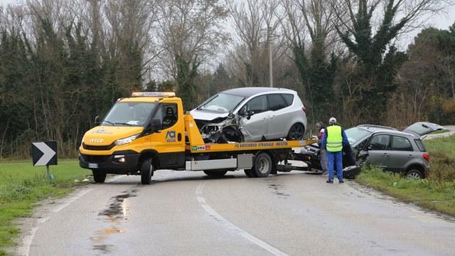 Scontro tra due auto sull'Acciaioli