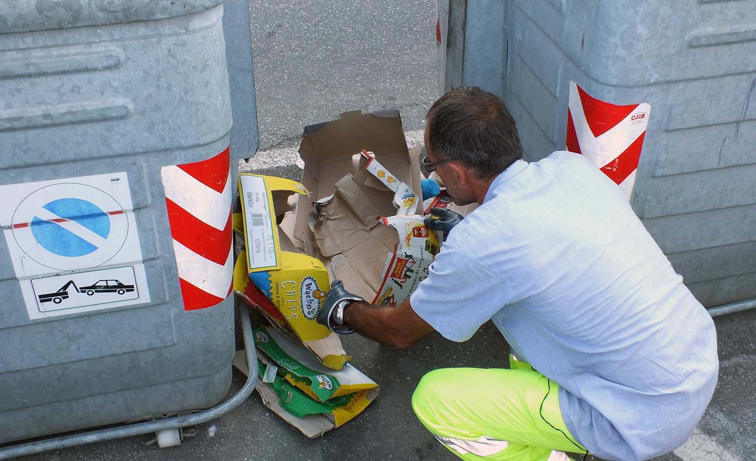 Un operatore Asiu al lavoro (foto Paolo Barlettani)
