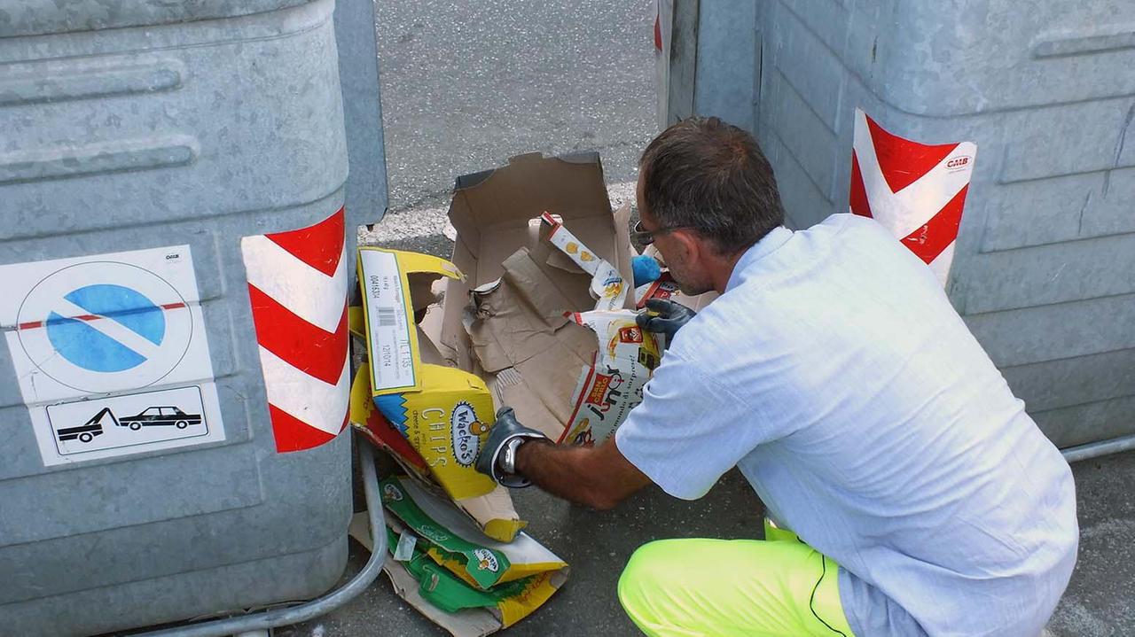 Un operatore Asiu al lavoro (foto Paolo Barlettani)