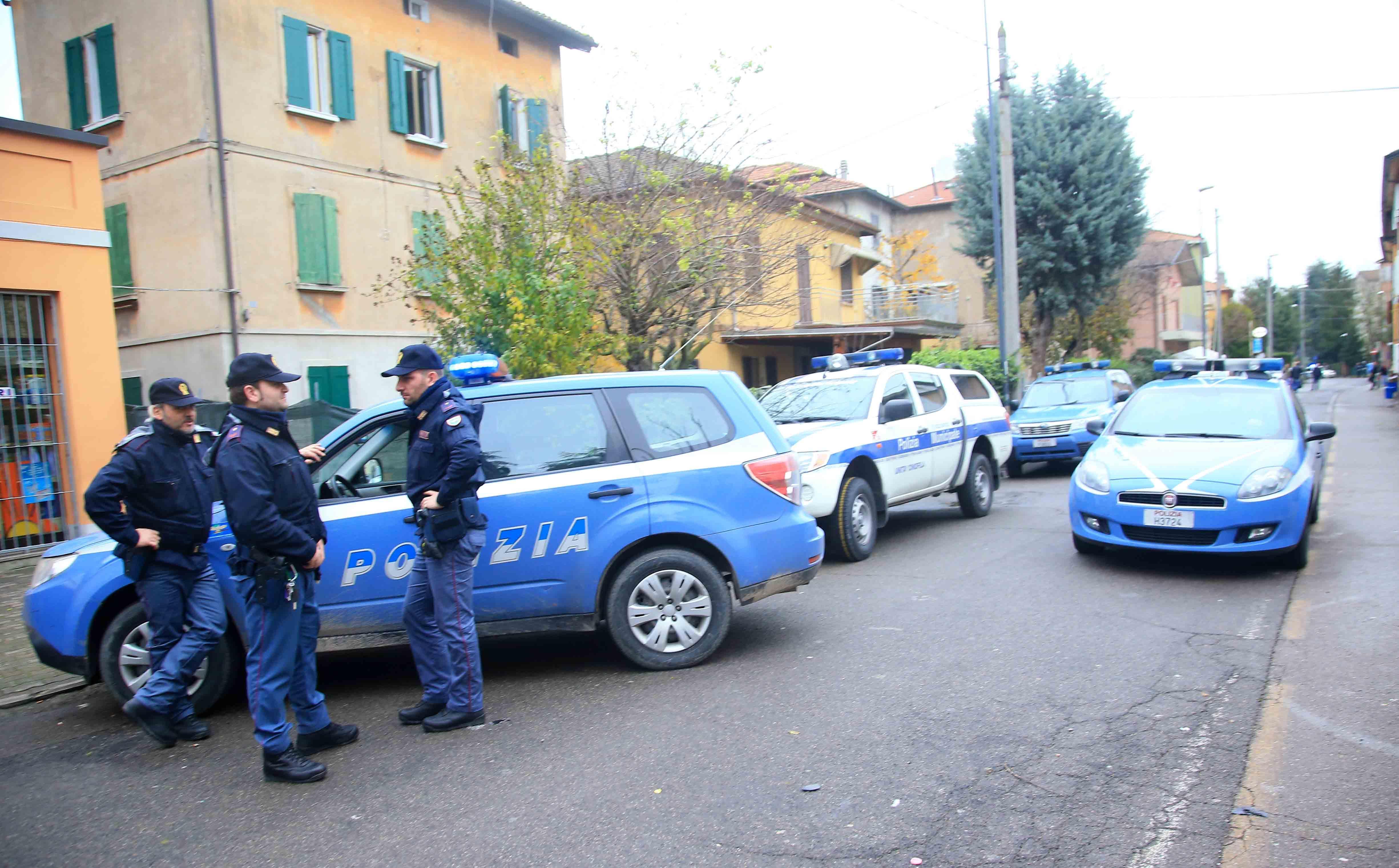 Blitz in via Veneri: trovata droga, bici rubate e clandestini