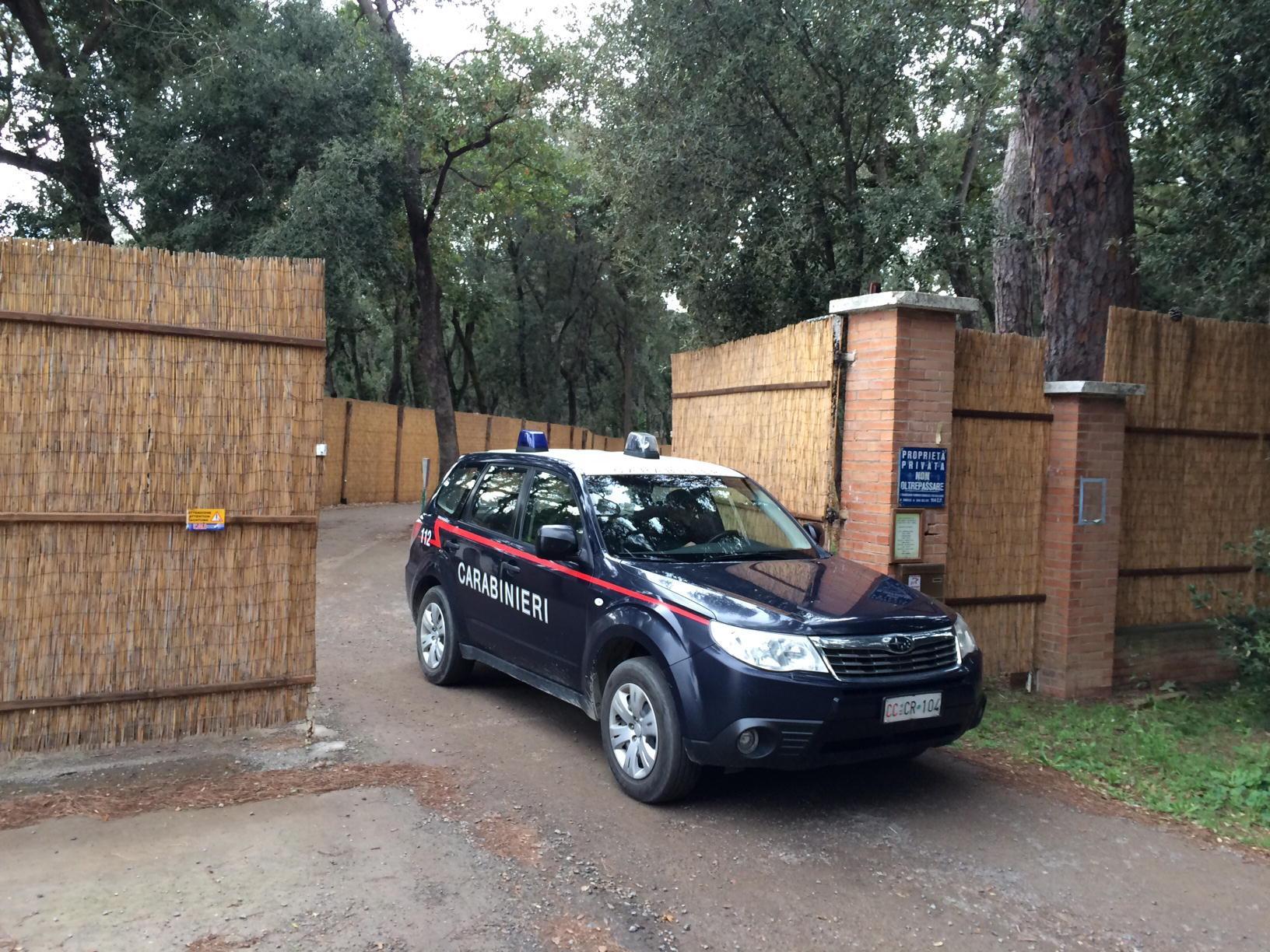 Una pattuglia dei carabinieri all'uscita del villaggio Paradu di Marina di Castagneto