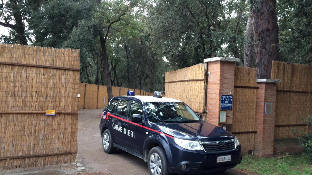 Una pattuglia dei carabinieri all'uscita del villaggio Paradu di Marina di Castagneto
