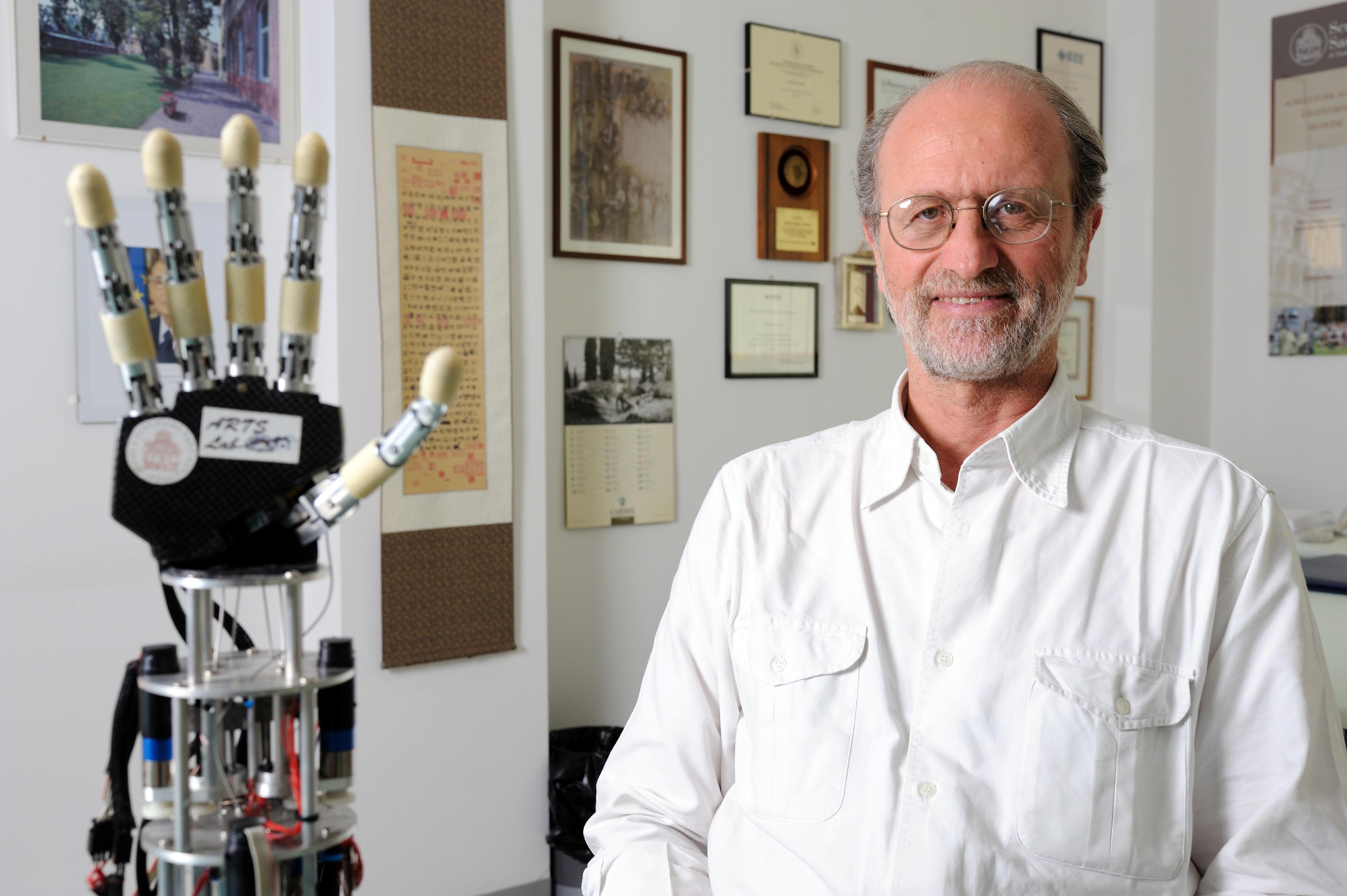 Il professor Paolo Dario, direttore dell'istituto di biorobotica