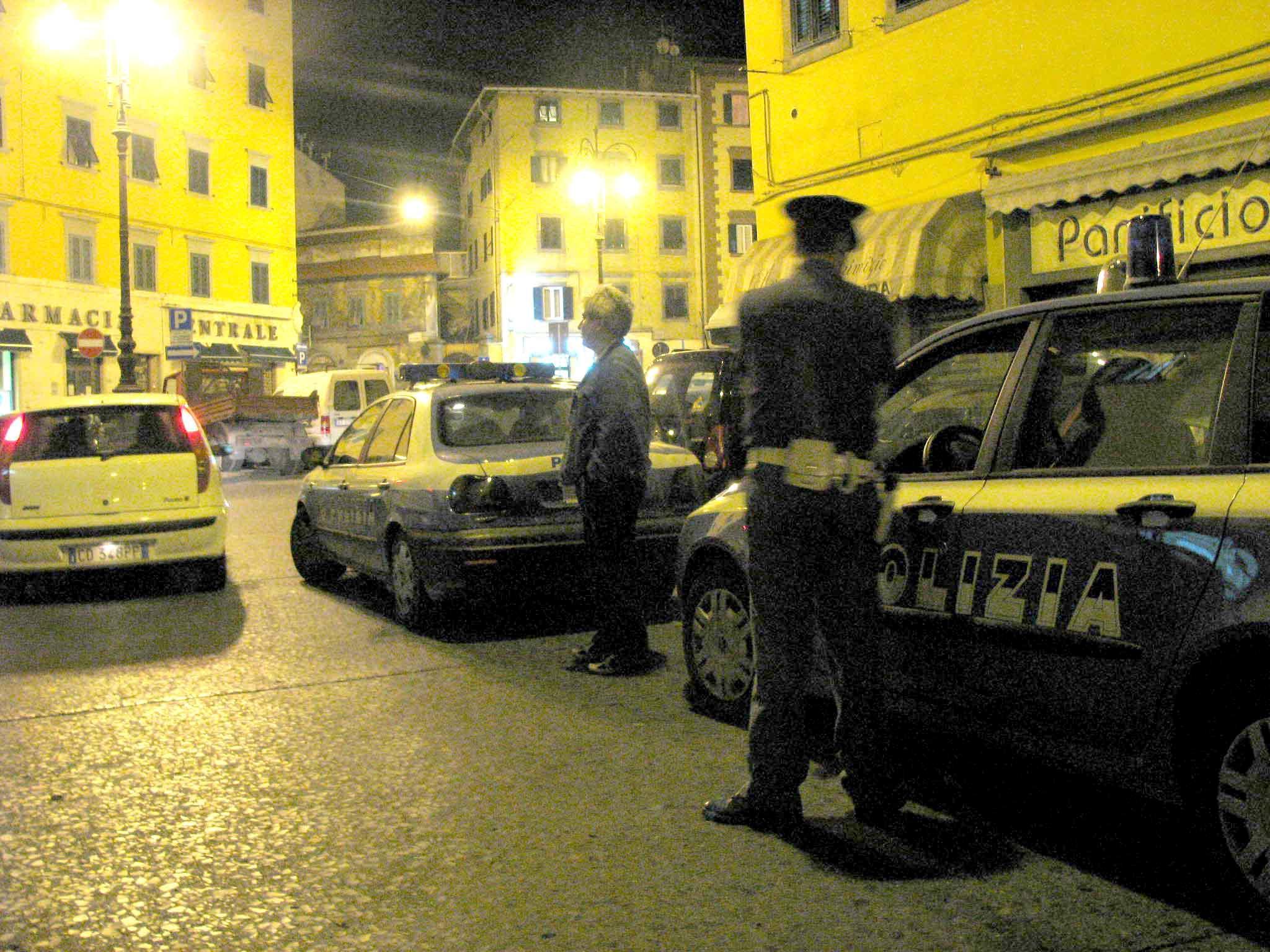 Volanti della polizia in via Terrazzini 