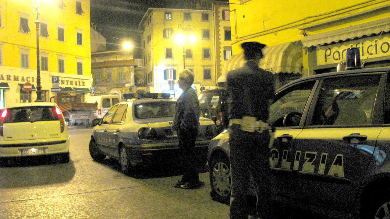 Volanti della polizia in via Terrazzini