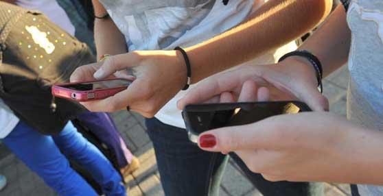 "Ammazzati, fallito": le offese viaggiano su Whatsapp 