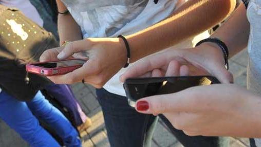 "Ammazzati, fallito": le offese viaggiano su Whatsapp