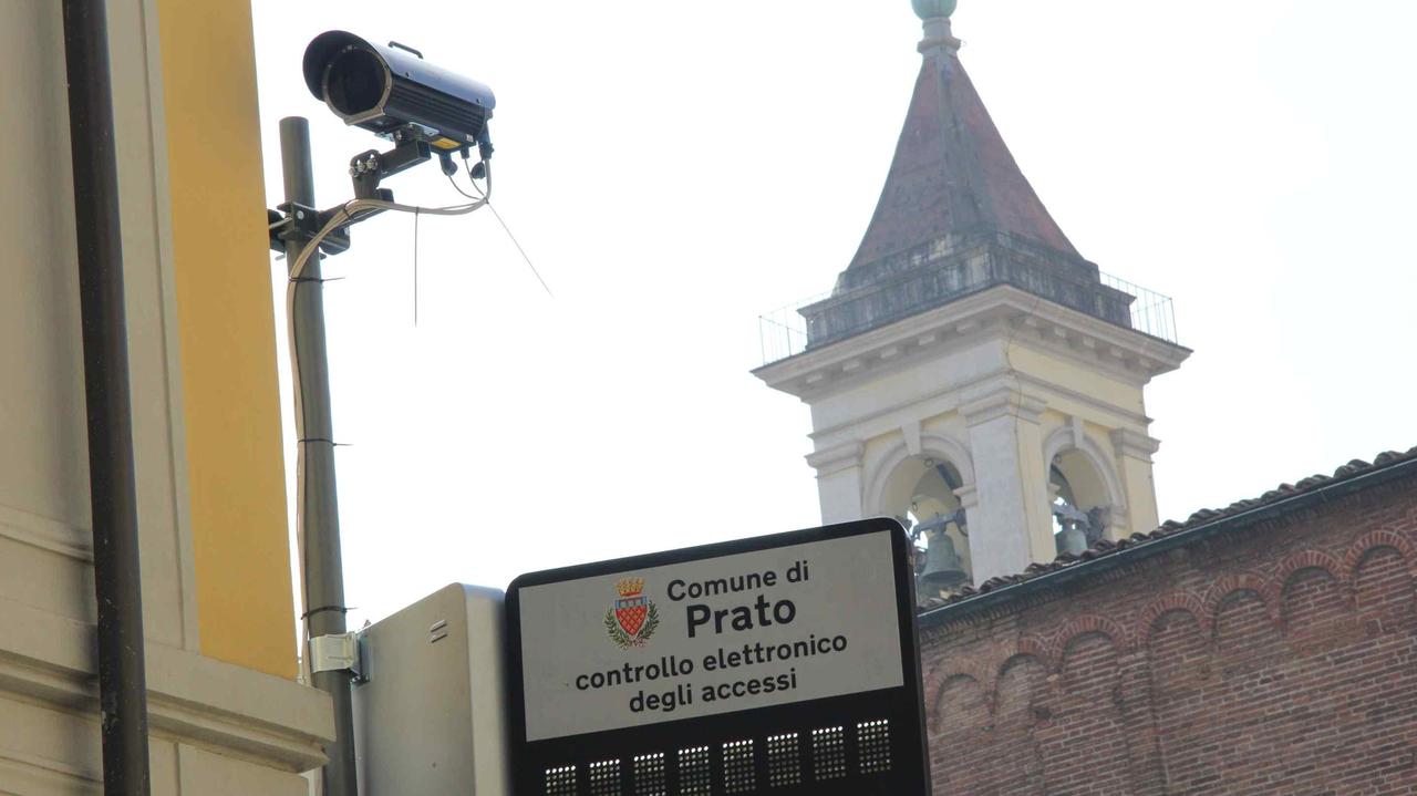 Una delle telecamere posizionate in centro storico (Foto Batavia)