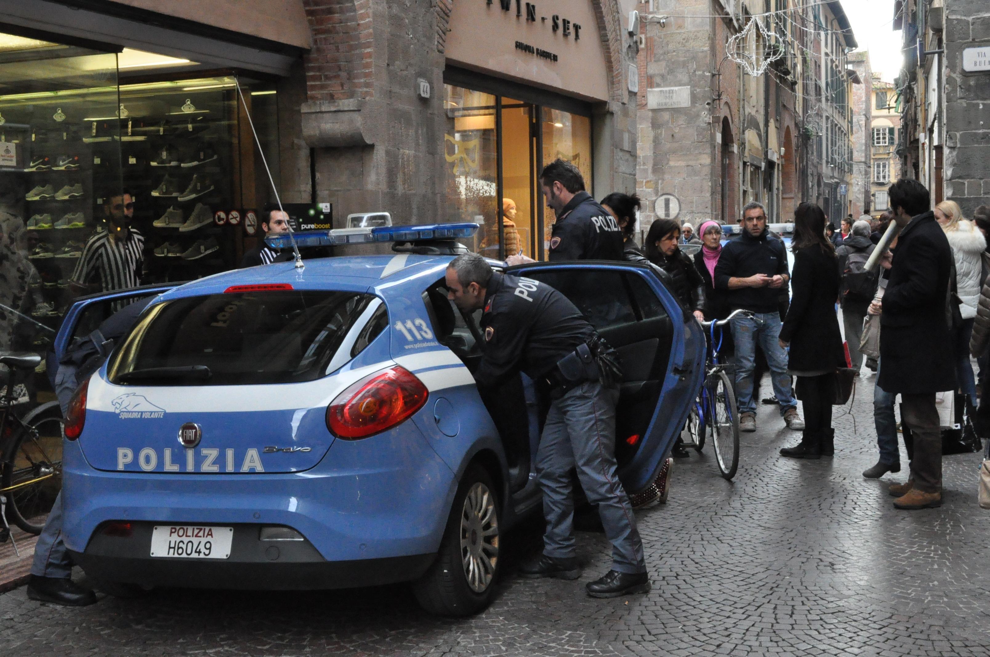 L'intervento della polizia in via Fillungo