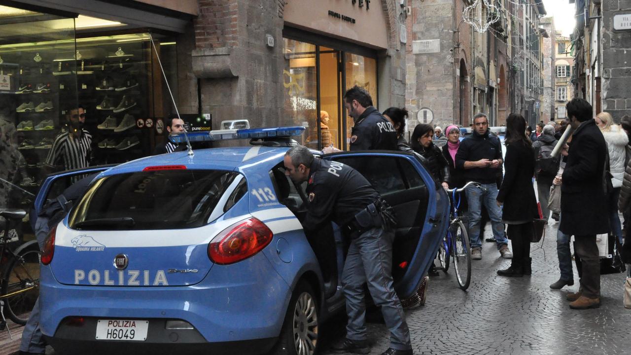 L'intervento della polizia in via Fillungo