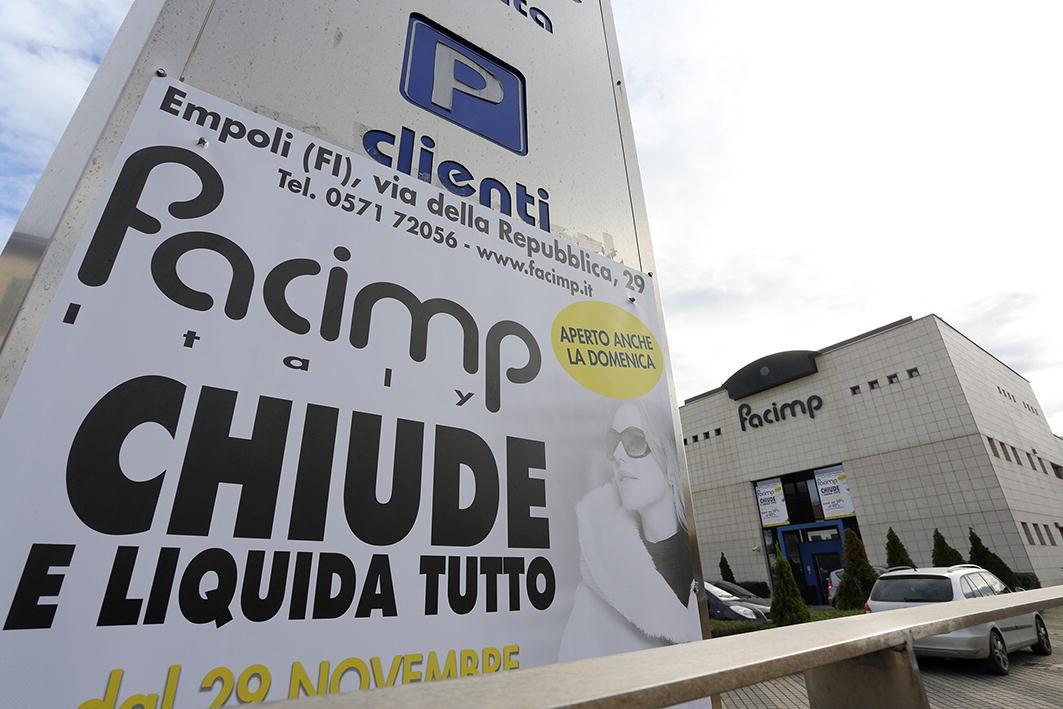 Il cartello della chiusura fuori dall'azienda