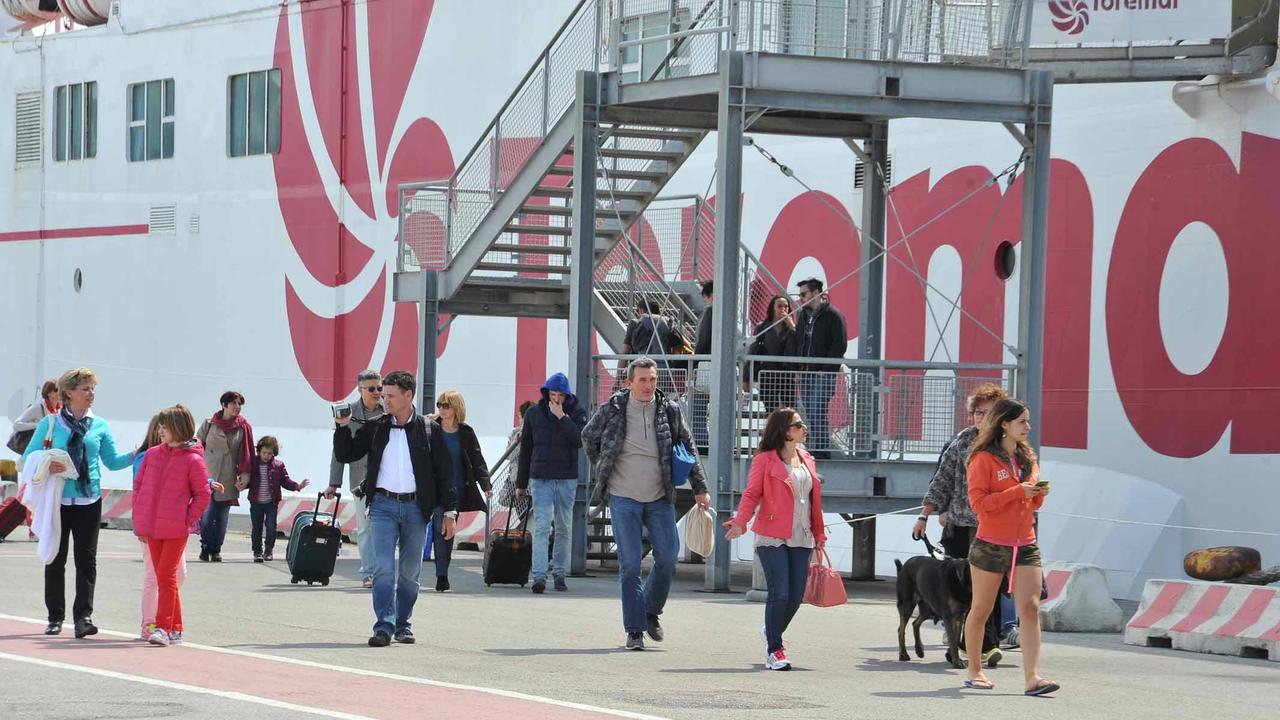 Turisti scendono da un traghetto Toremar (foto di Giò Di Stefano)