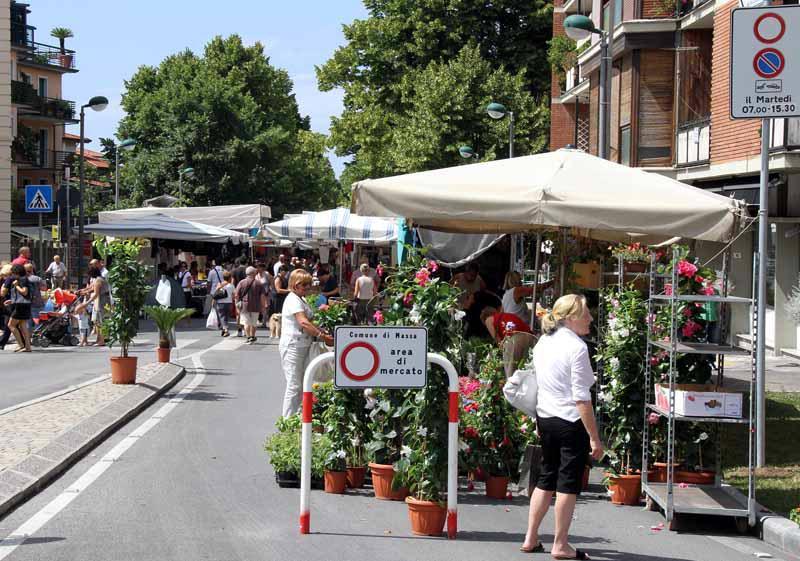 Il mercato in viale Roma a Massa