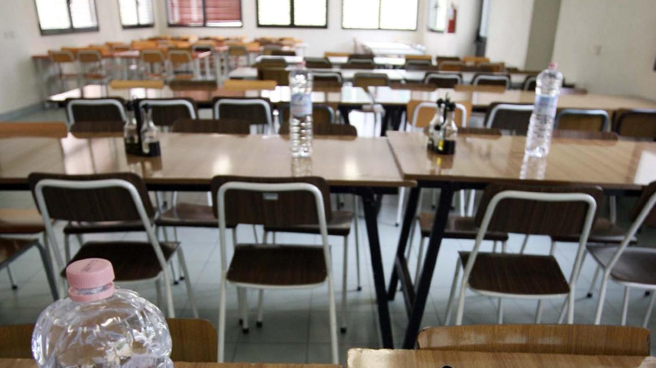 I genitori dei bimbi della materna portano l'acqua da casa