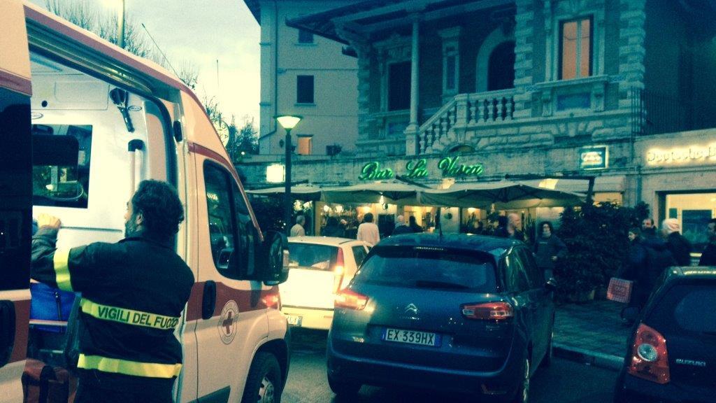 Si chiude in bagno e perde conoscenza: paura al bar La Vasca