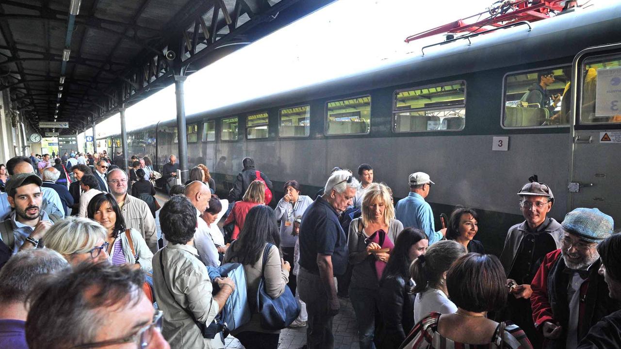 Viaggiatori in partenza alla stazione (foto Gori)