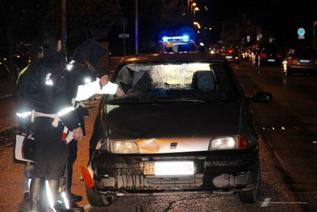 I rilievi sulla Fiat Punto che ha investito l'uomo di 60 anni in via Tontoli (foto Batavia)