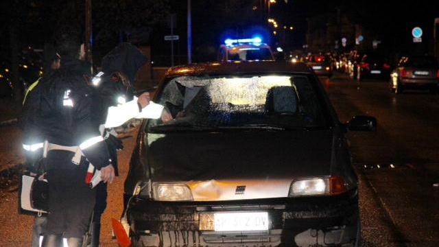 I rilievi sulla Fiat Punto che ha investito l'uomo di 60 anni in via Tontoli (foto Batavia)