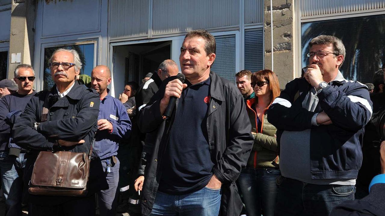 Sindacalisti davanti alla portineria durante un'assemblea (foto Pabar)