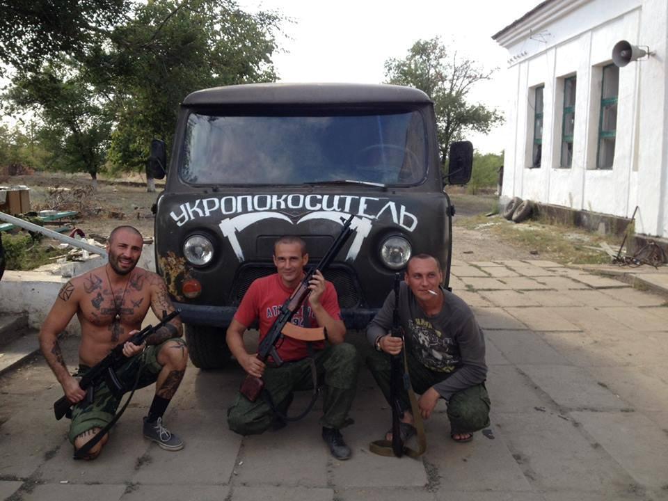 Andrea Palmeri, primo a sinistra, assieme ai filorussi in Ucraina