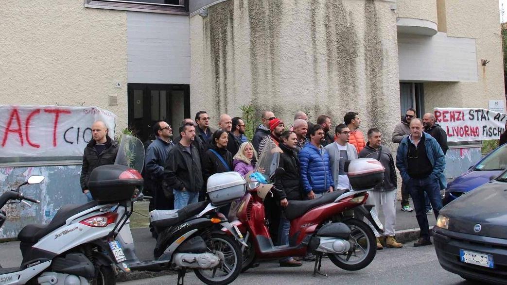 Protesta contro il Jobs Act davanti alla sede Pd (Repetti Pentafoto)