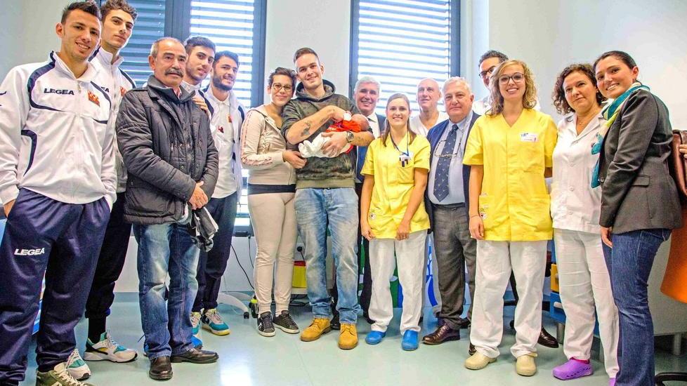 Magliette arancioni per i neonati