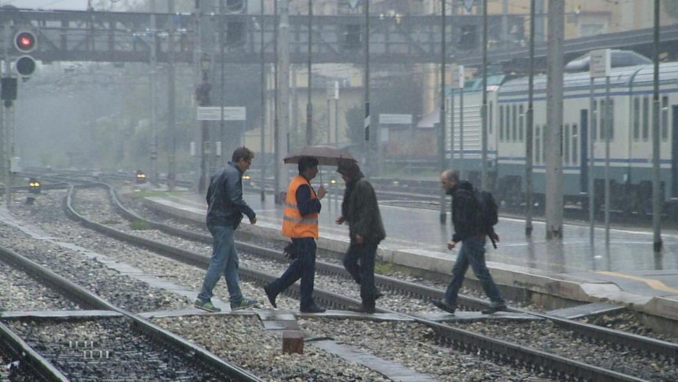 Rischiano di essere falciati camminando lungo i binari 