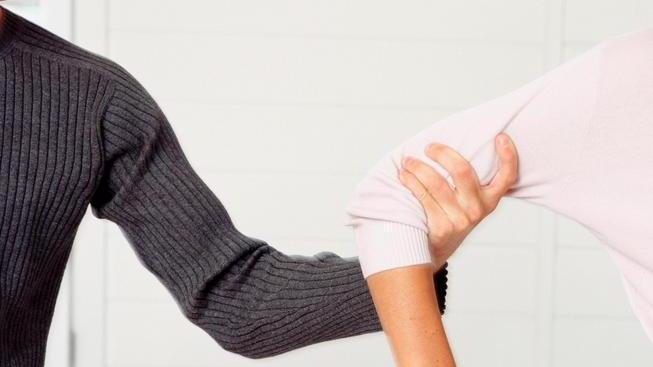 Costretta a fare sesso davanti alla sua bambina